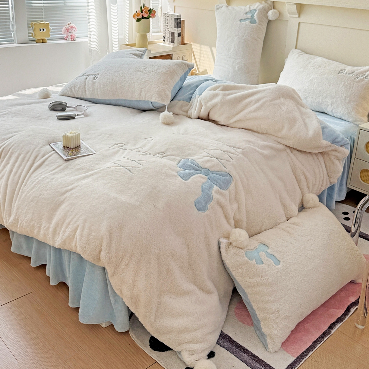 91家纺网 家纺一手货源 找家纺 麦朵家居 2025新款毛球高克重兔毛贴布绣牛奶绒四件套高克重宝宝绒床裙款四件套 兔毛-领结兰