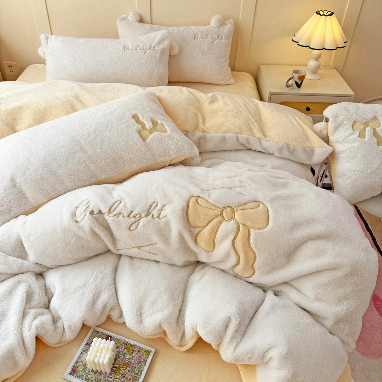 91家纺网 家纺一手货源 找家纺 麦朵家居 2025新款毛球高克重兔毛贴布绣牛奶绒四件套高克重宝宝绒床裙款四件套 兔毛-领结黄