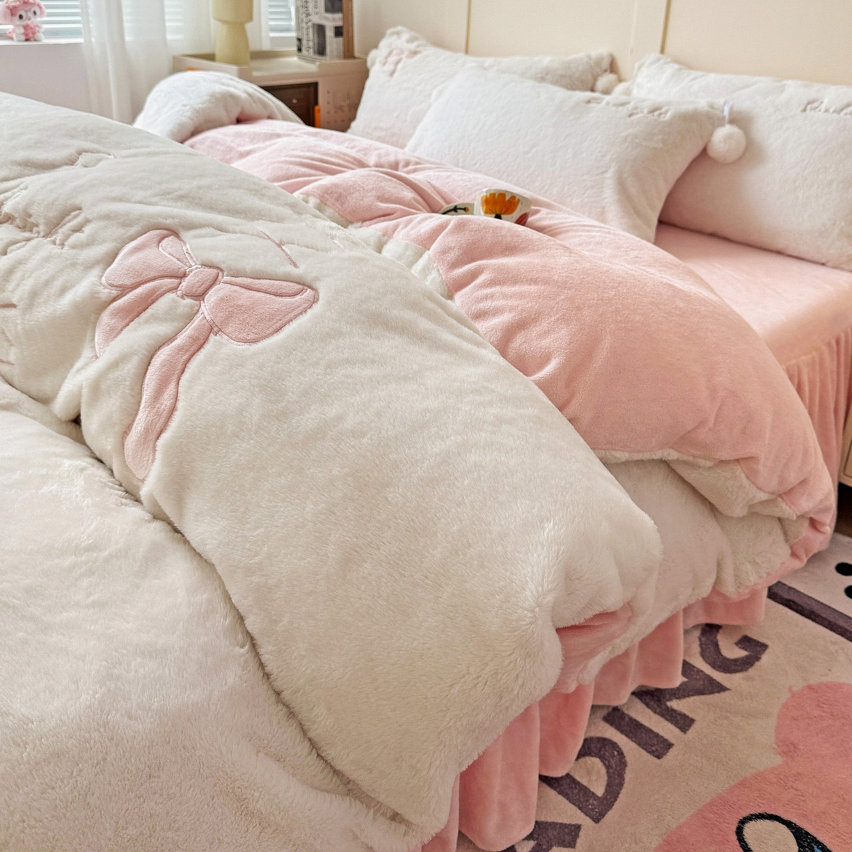 91家纺网 家纺一手货源 找家纺 麦朵家居 2025新款毛球高克重兔毛贴布绣牛奶绒四件套高克重宝宝绒床裙款四件套 兔毛-领结粉
