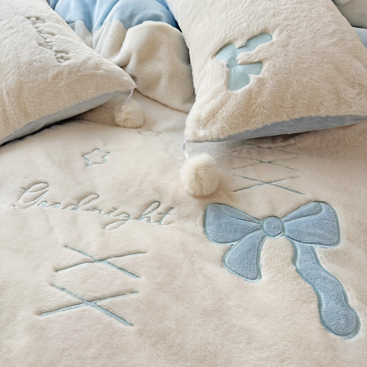 91家纺网 家纺一手货源 找家纺 麦朵家居 2025新款毛球高克重兔毛贴布绣牛奶绒四件套高克重宝宝绒床裙款四件套 兔毛-领结兰