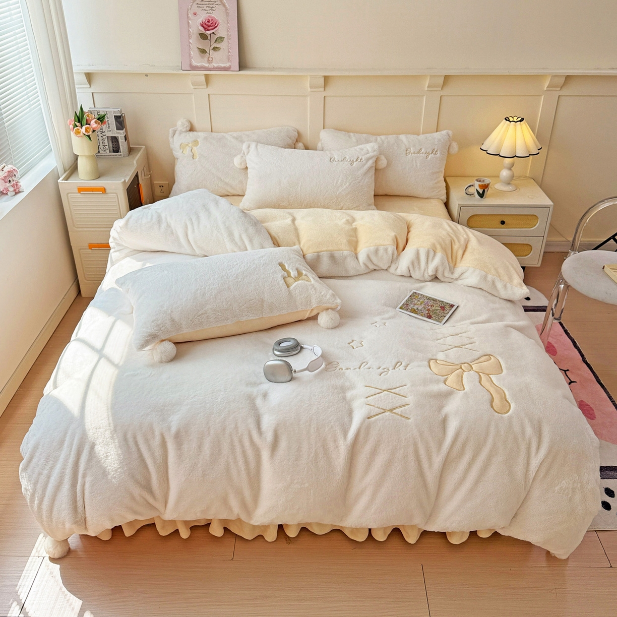 91家纺网 家纺一手货源 找家纺 麦朵家居 2025新款毛球高克重兔毛贴布绣牛奶绒四件套高克重宝宝绒床裙款四件套 兔毛-领结黄