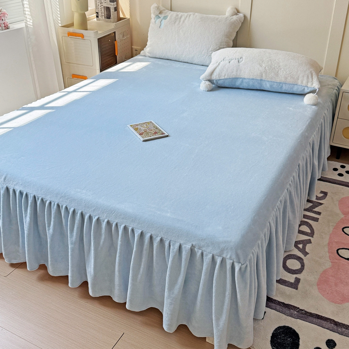 91家纺网 家纺一手货源 找家纺 麦朵家居 2025新款毛球高克重兔毛贴布绣牛奶绒四件套高克重宝宝绒床裙款四件套 兔毛-领结兰