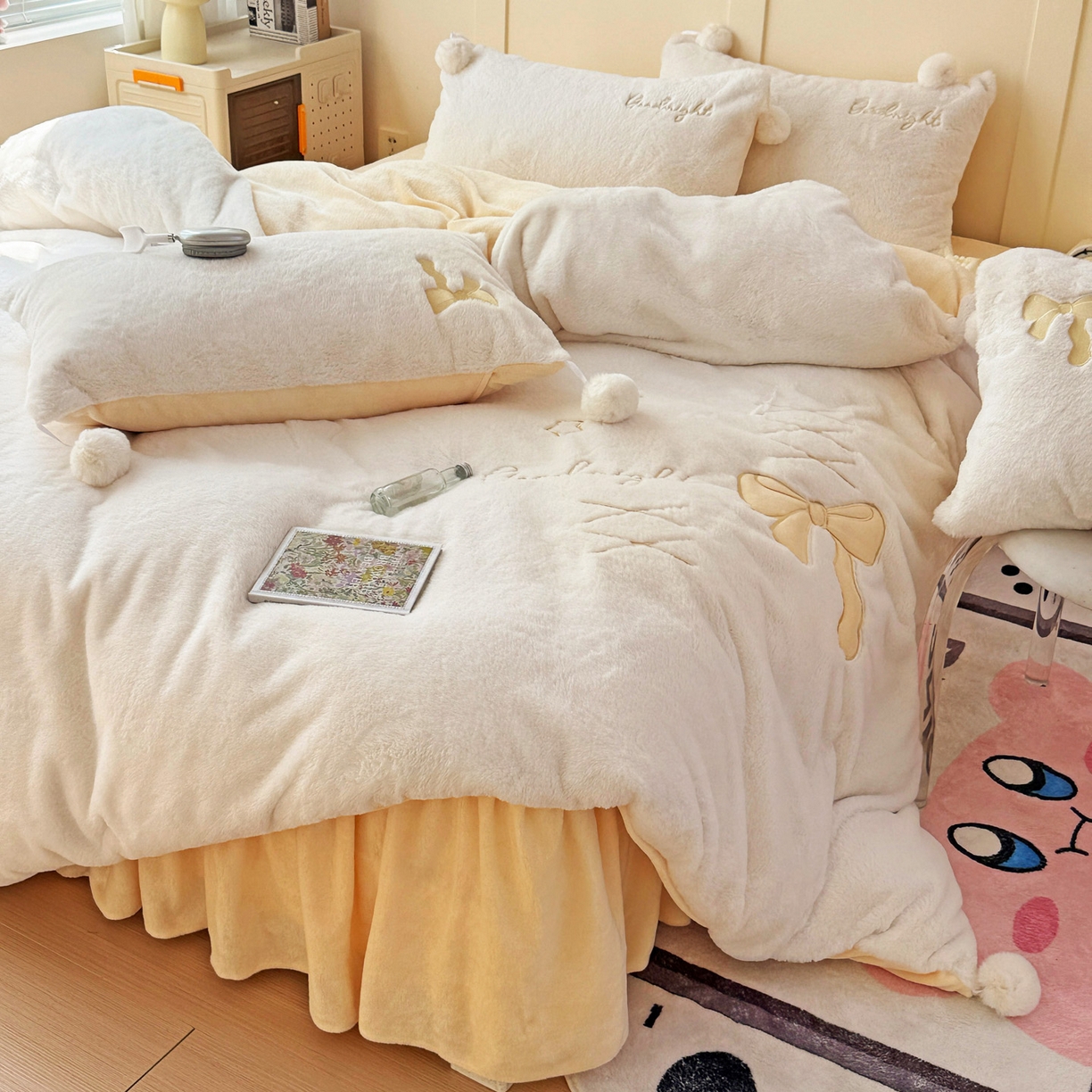 91家纺网 家纺一手货源 找家纺 麦朵家居 2025新款毛球高克重兔毛贴布绣牛奶绒四件套高克重宝宝绒床裙款四件套 兔毛-领结黄