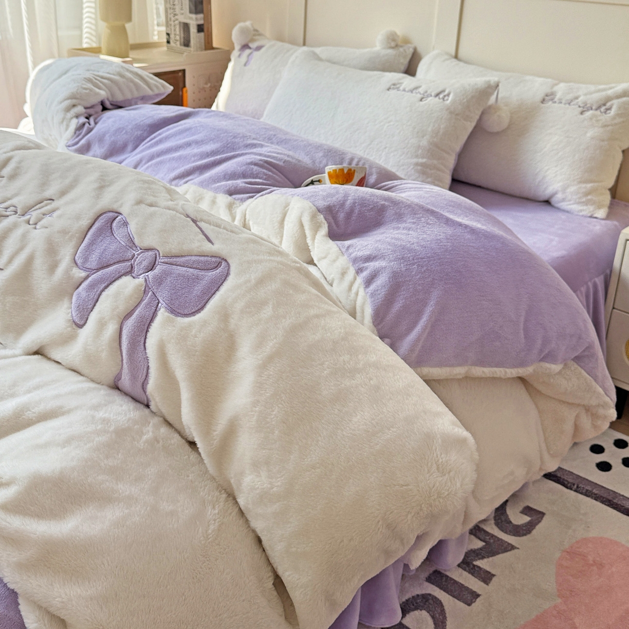 91家纺网 家纺一手货源 找家纺 麦朵家居 2025新款毛球高克重兔毛贴布绣牛奶绒四件套高克重宝宝绒床裙款四件套 兔毛-领结紫