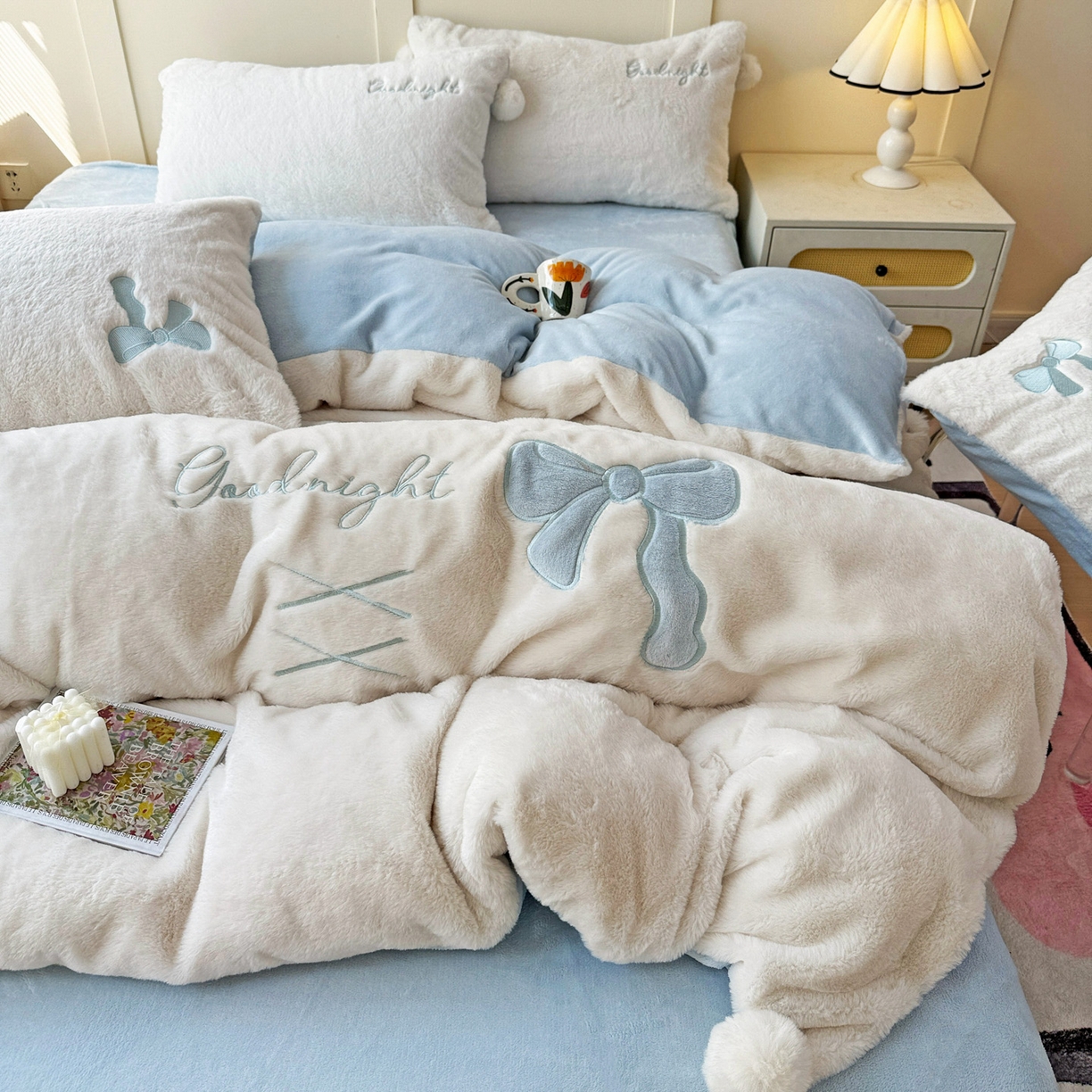 91家纺网 家纺一手货源 找家纺 麦朵家居 2025新款毛球高克重兔毛贴布绣牛奶绒四件套高克重宝宝绒床裙款四件套 兔毛-领结兰