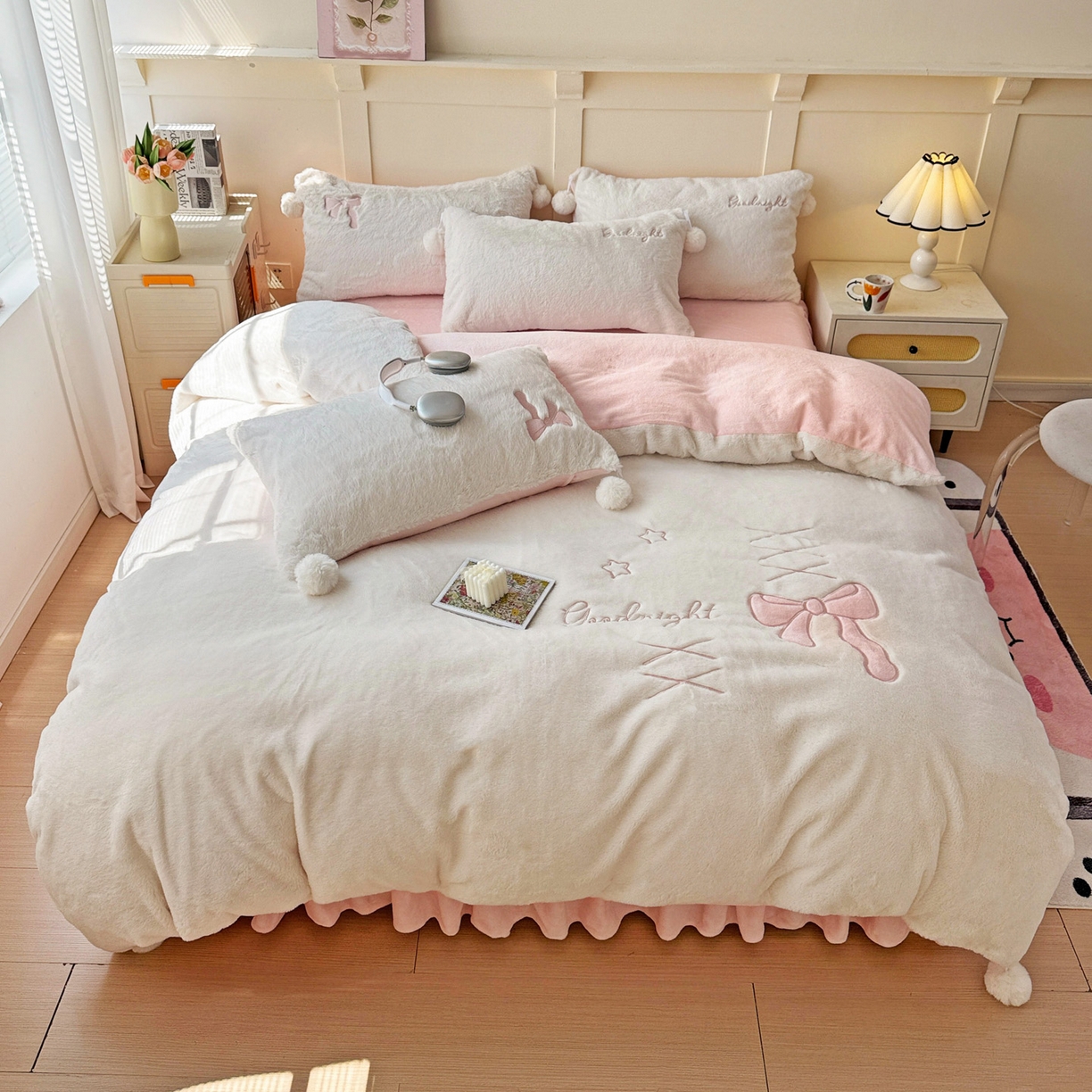 91家纺网 家纺一手货源 找家纺 麦朵家居 2025新款毛球高克重兔毛贴布绣牛奶绒四件套高克重宝宝绒床裙款四件套 兔毛-领结粉
