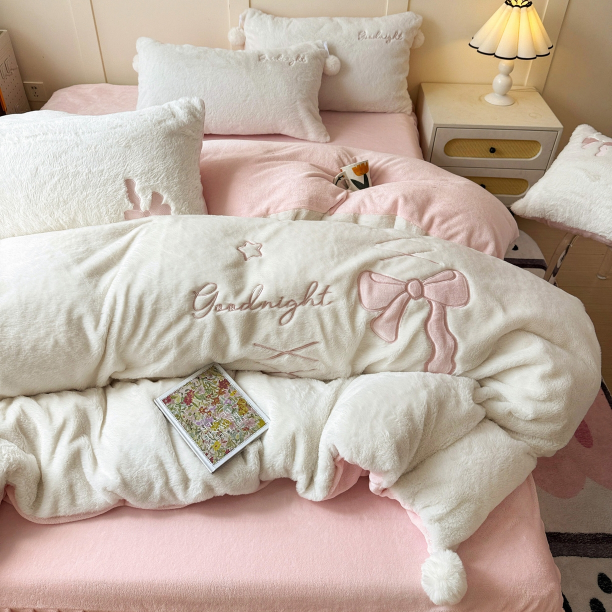 91家纺网 家纺一手货源 找家纺 麦朵家居 2025新款毛球高克重兔毛贴布绣牛奶绒四件套高克重宝宝绒床裙款四件套 兔毛-领结粉