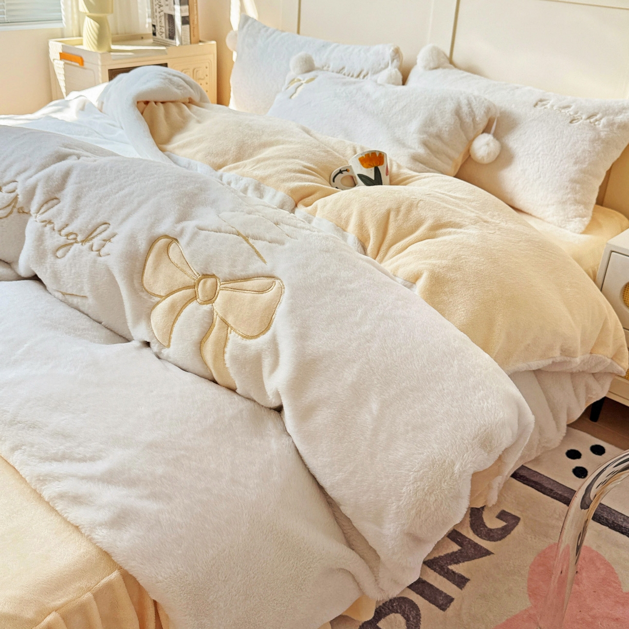 91家纺网 家纺一手货源 找家纺 麦朵家居 2025新款毛球高克重兔毛贴布绣牛奶绒四件套高克重宝宝绒床裙款四件套 兔毛-领结黄