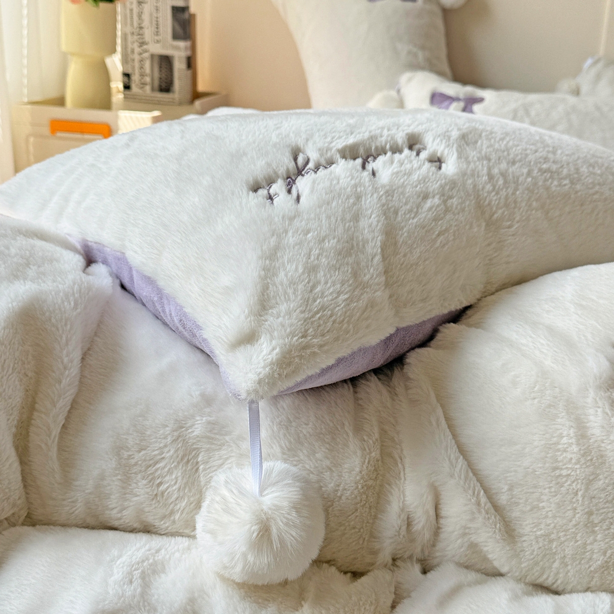 91家纺网 家纺一手货源 找家纺 麦朵家居 2025新款毛球高克重兔毛贴布绣牛奶绒四件套高克重宝宝绒床裙款四件套 兔毛-领结紫