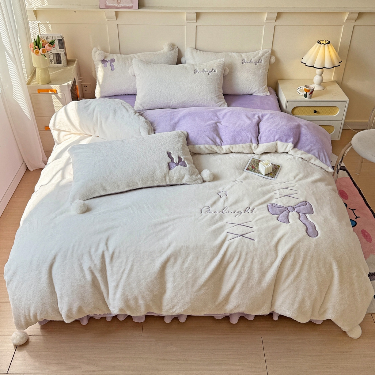 91家纺网 家纺一手货源 找家纺 麦朵家居 2025新款毛球高克重兔毛贴布绣牛奶绒四件套高克重宝宝绒床裙款四件套 兔毛-领结紫