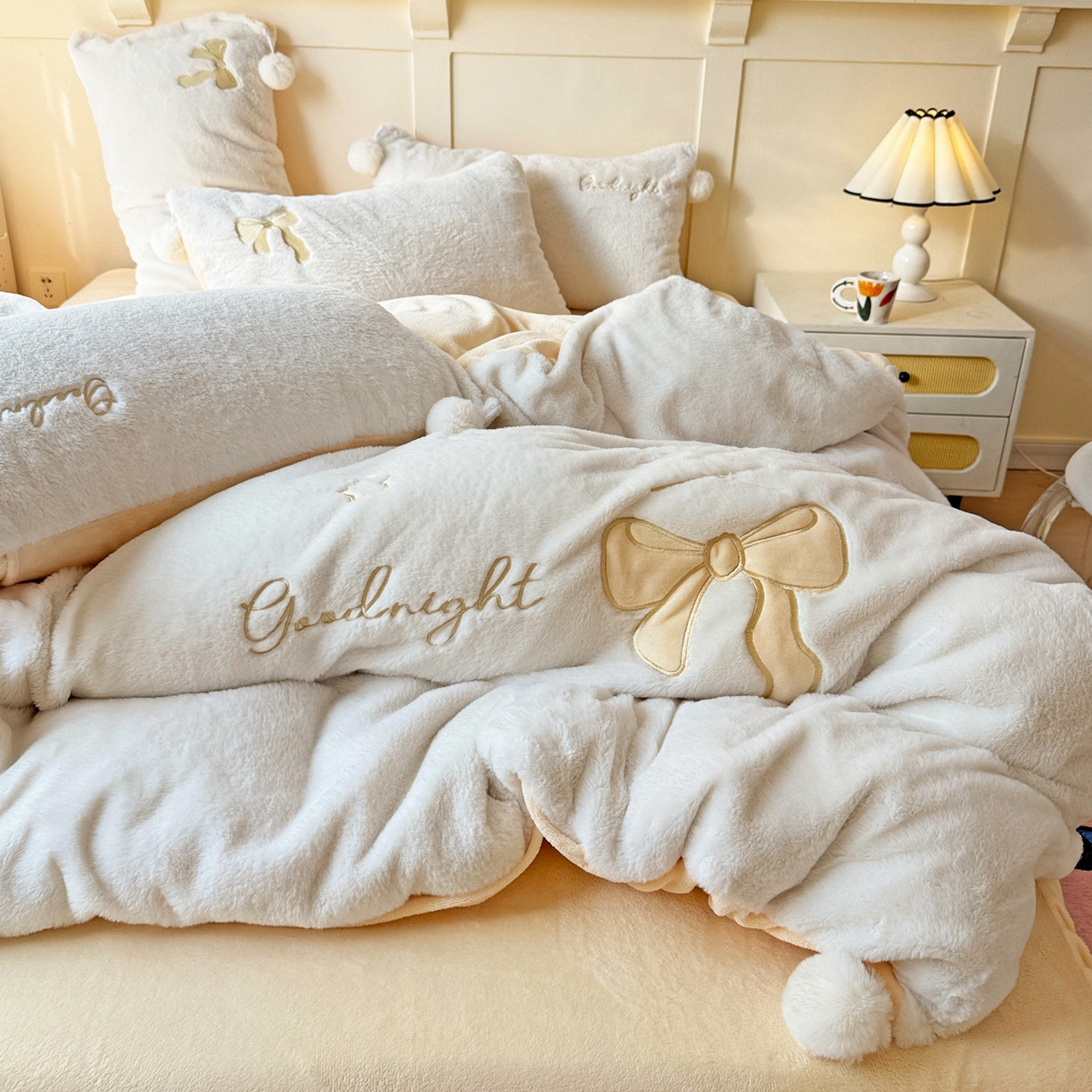 91家纺网 家纺一手货源 找家纺 麦朵家居 2025新款毛球高克重兔毛贴布绣牛奶绒四件套高克重宝宝绒床裙款四件套 兔毛-领结黄