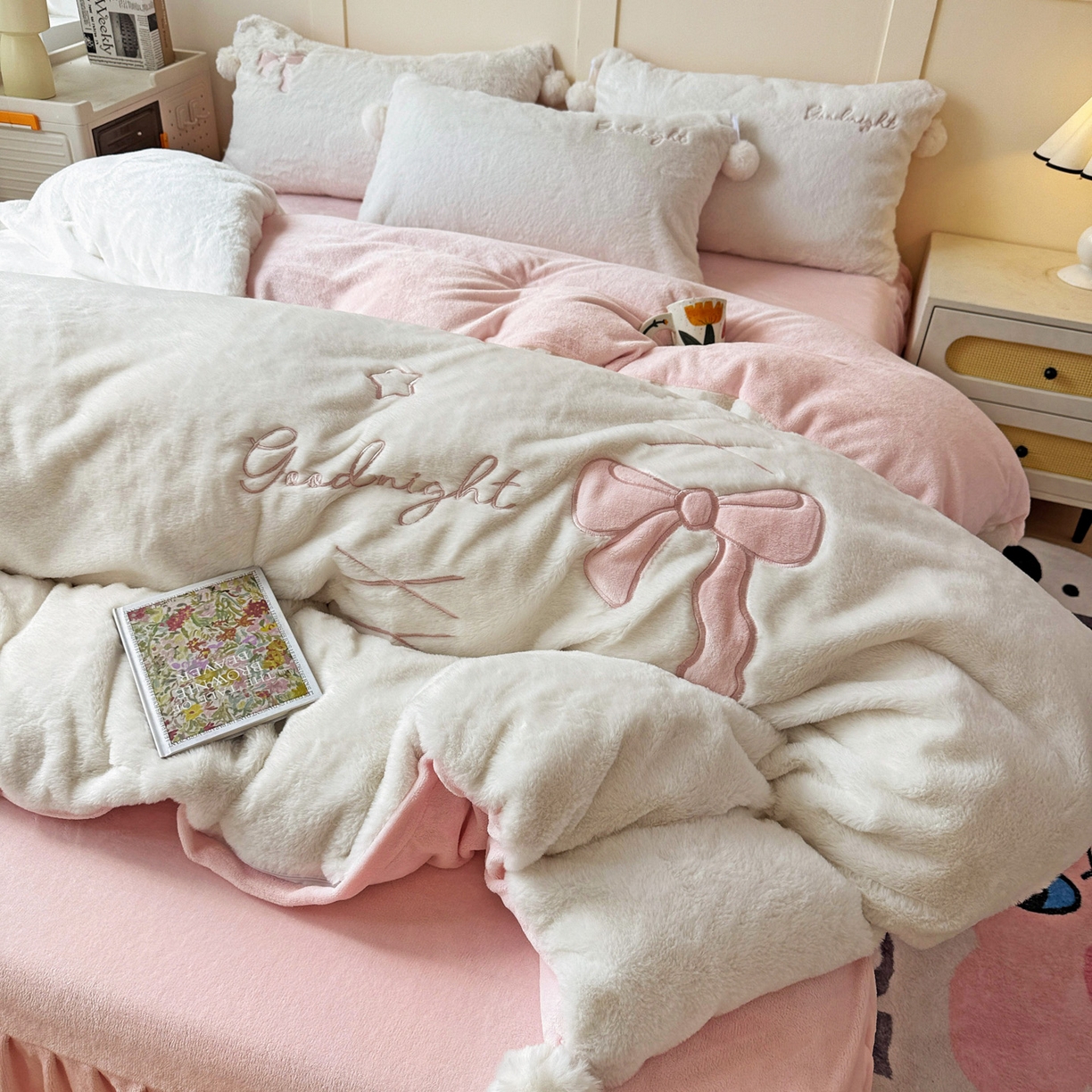 91家纺网 家纺一手货源 找家纺 麦朵家居 2025新款毛球高克重兔毛贴布绣牛奶绒四件套高克重宝宝绒床裙款四件套 兔毛-领结粉