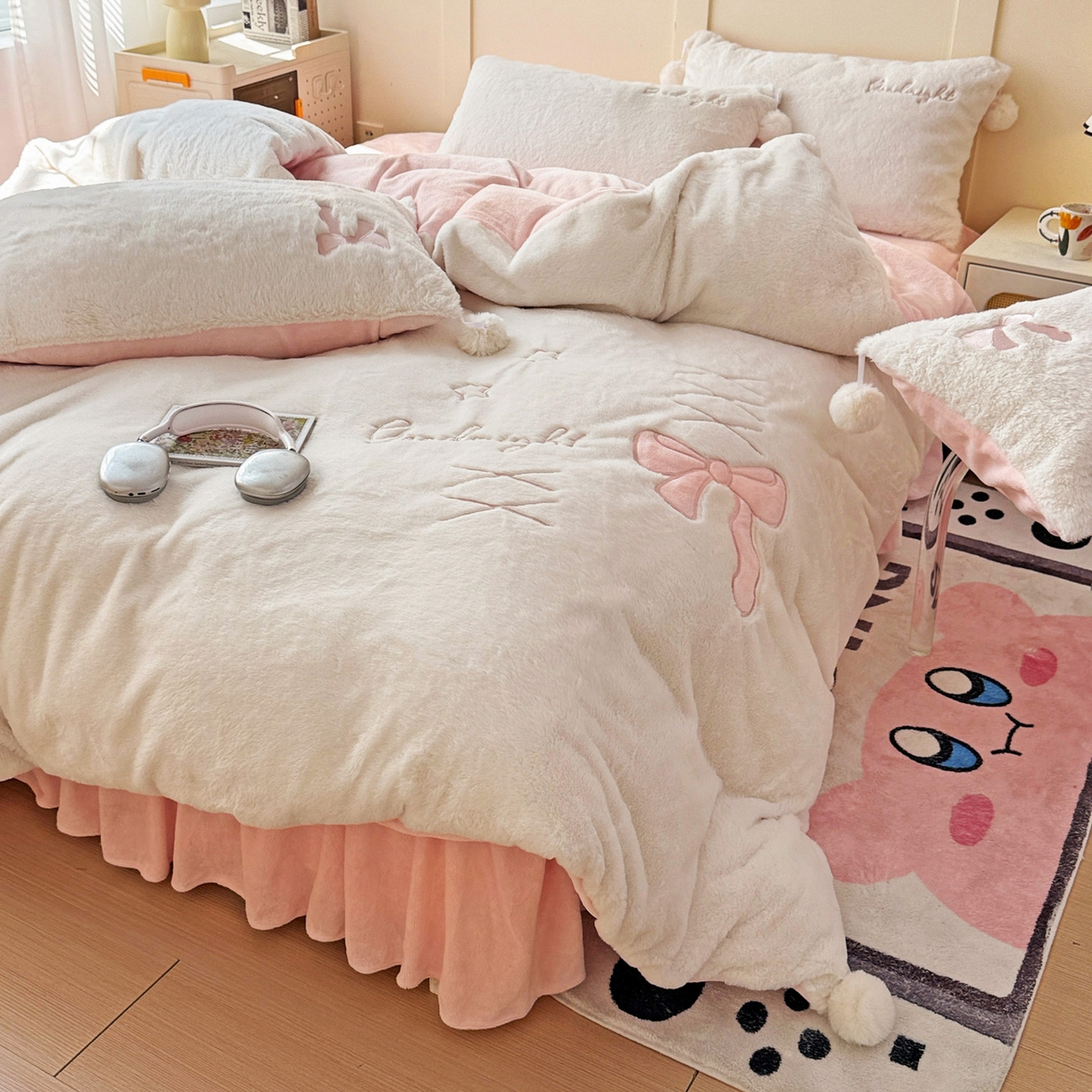 91家纺网 家纺一手货源 找家纺 麦朵家居 2025新款毛球高克重兔毛贴布绣牛奶绒四件套高克重宝宝绒床裙款四件套 兔毛-领结粉
