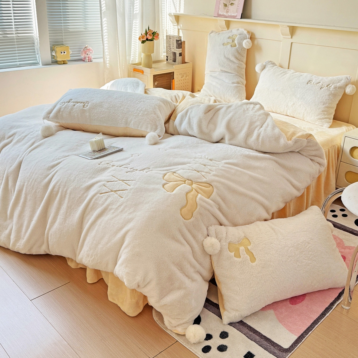 91家纺网 家纺一手货源 找家纺 麦朵家居 2025新款毛球高克重兔毛贴布绣牛奶绒四件套高克重宝宝绒床裙款四件套 兔毛-领结黄