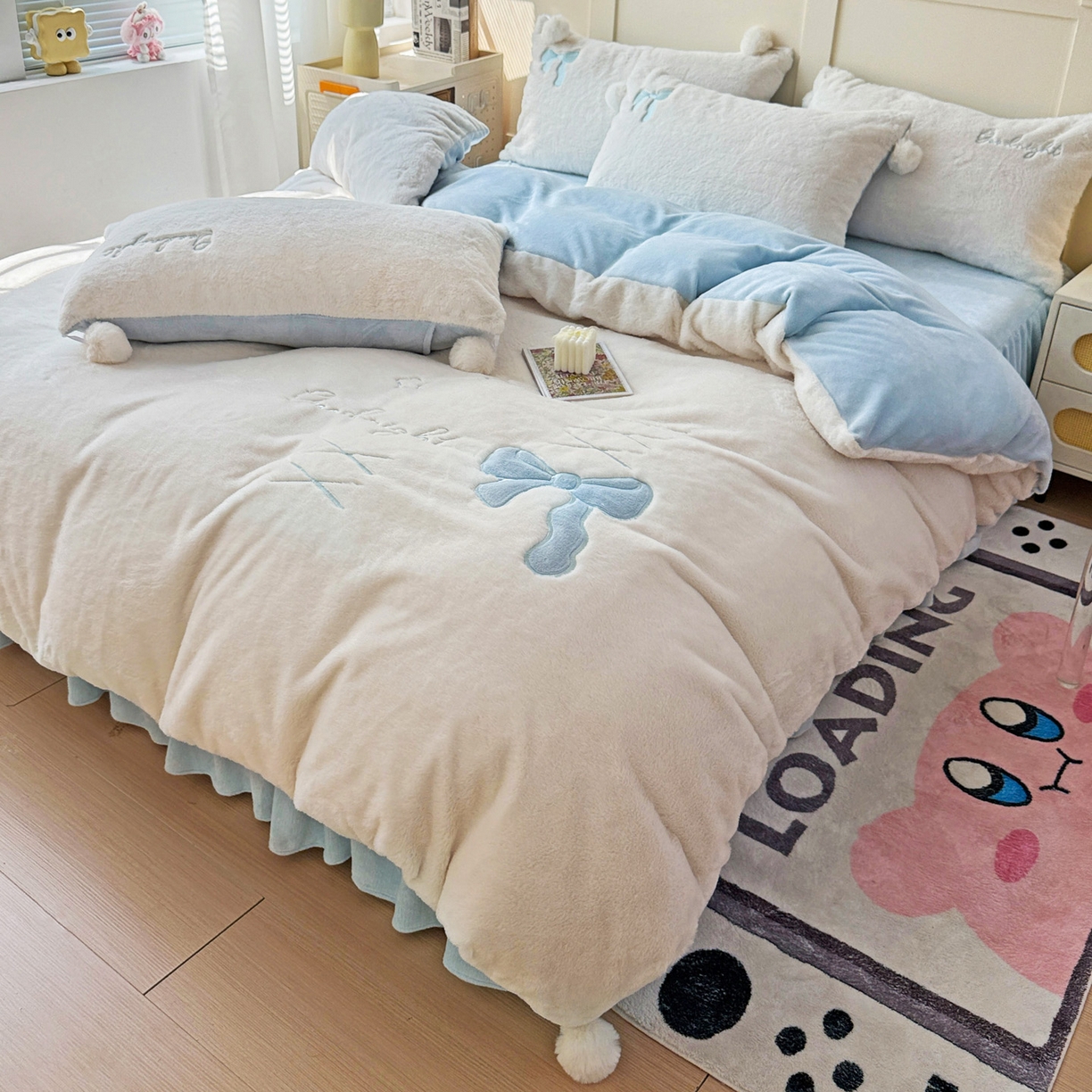 91家纺网 家纺一手货源 找家纺 麦朵家居 2025新款毛球高克重兔毛贴布绣牛奶绒四件套高克重宝宝绒床裙款四件套 兔毛-领结兰