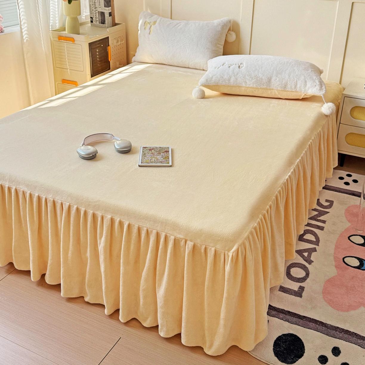 91家纺网 家纺一手货源 找家纺 麦朵家居 2025新款毛球高克重兔毛贴布绣牛奶绒四件套高克重宝宝绒床裙款四件套 兔毛-领结黄