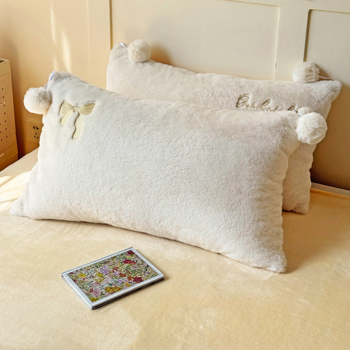 91家纺网 家纺一手货源 找家纺 麦朵家居 2025新款毛球高克重兔毛贴布绣牛奶绒四件套高克重宝宝绒床裙款四件套 兔毛-领结黄