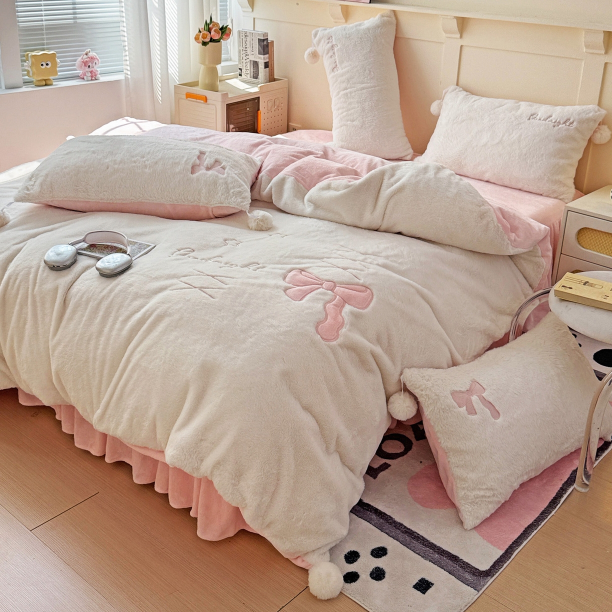 91家纺网 家纺一手货源 找家纺 麦朵家居 2025新款毛球高克重兔毛贴布绣牛奶绒四件套高克重宝宝绒床裙款四件套 兔毛-领结粉