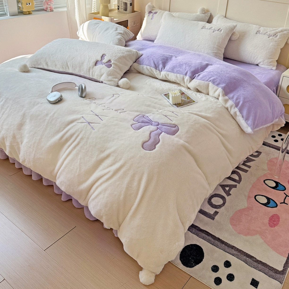 91家纺网 家纺一手货源 找家纺 麦朵家居 2025新款毛球高克重兔毛贴布绣牛奶绒四件套高克重宝宝绒床裙款四件套 兔毛-领结紫