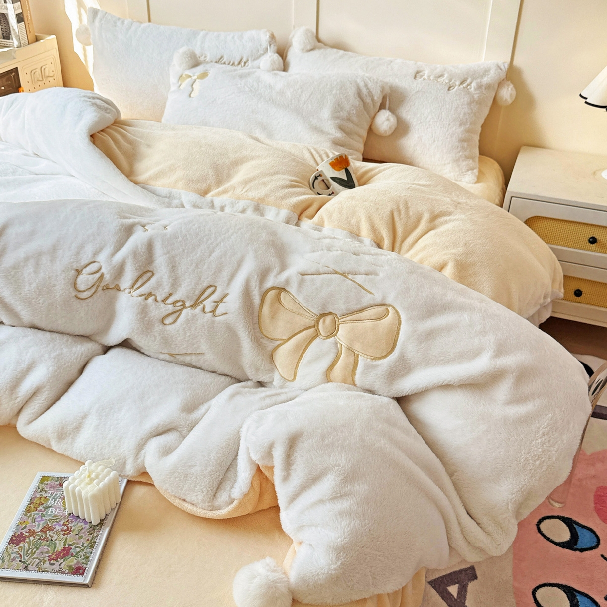 91家纺网 家纺一手货源 找家纺 麦朵家居 2025新款毛球高克重兔毛贴布绣牛奶绒四件套高克重宝宝绒床裙款四件套 兔毛-领结黄