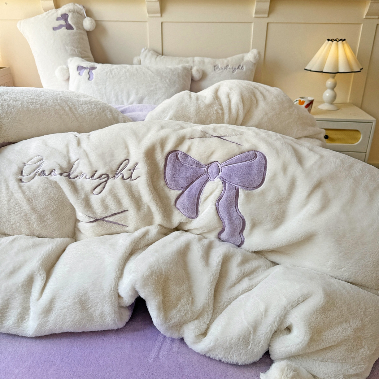 91家纺网 家纺一手货源 找家纺 麦朵家居 2025新款毛球高克重兔毛贴布绣牛奶绒四件套高克重宝宝绒床裙款四件套 兔毛-领结紫