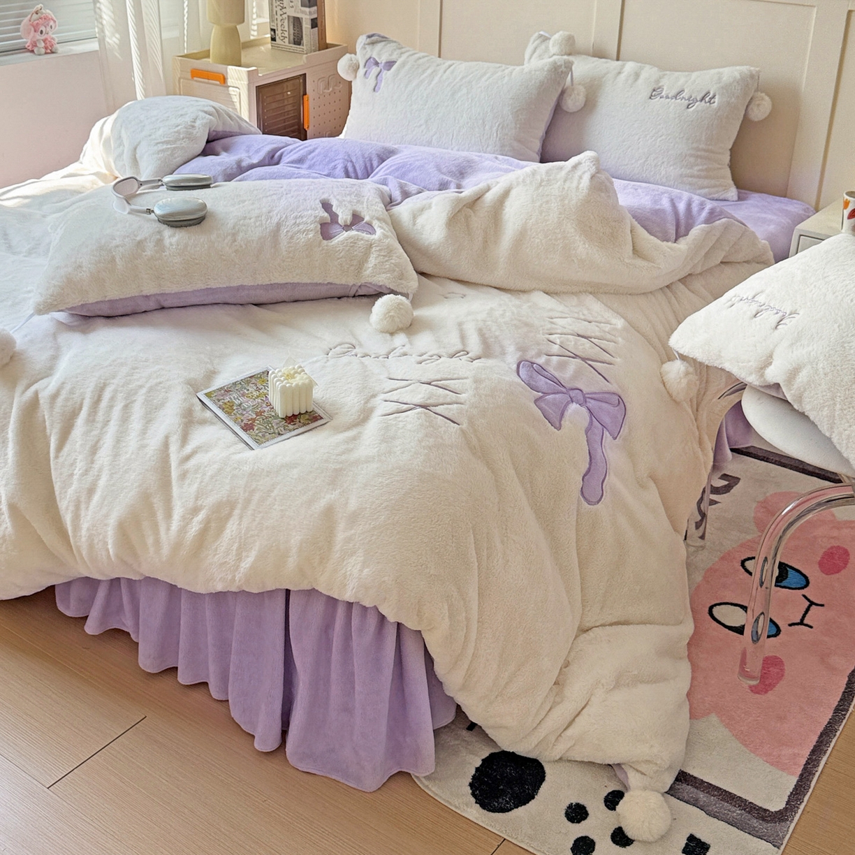 91家纺网 家纺一手货源 找家纺 麦朵家居 2025新款毛球高克重兔毛贴布绣牛奶绒四件套高克重宝宝绒床裙款四件套 兔毛-领结紫