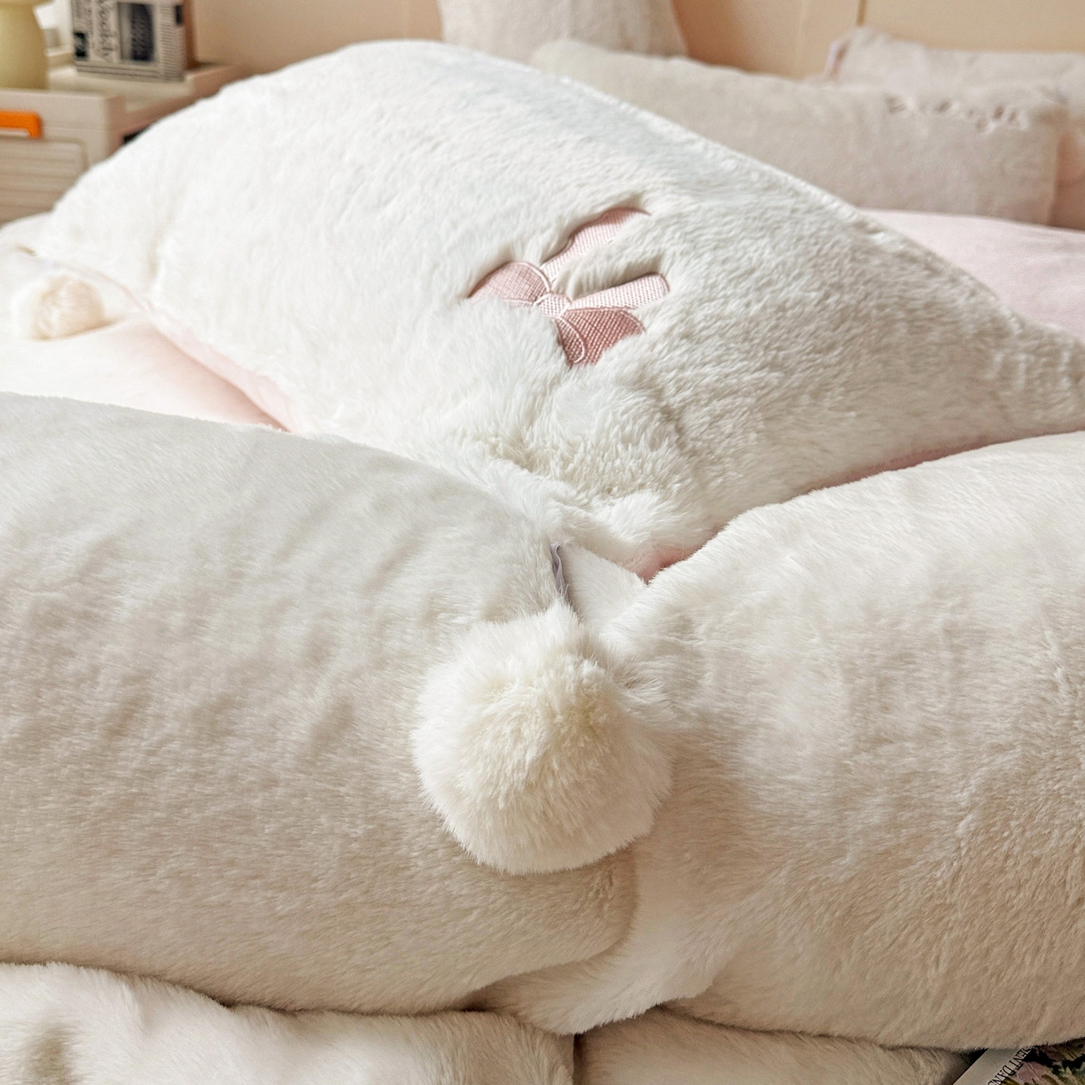 91家纺网 家纺一手货源 找家纺 麦朵家居 2025新款毛球高克重兔毛贴布绣牛奶绒四件套高克重宝宝绒床裙款四件套 兔毛-领结粉