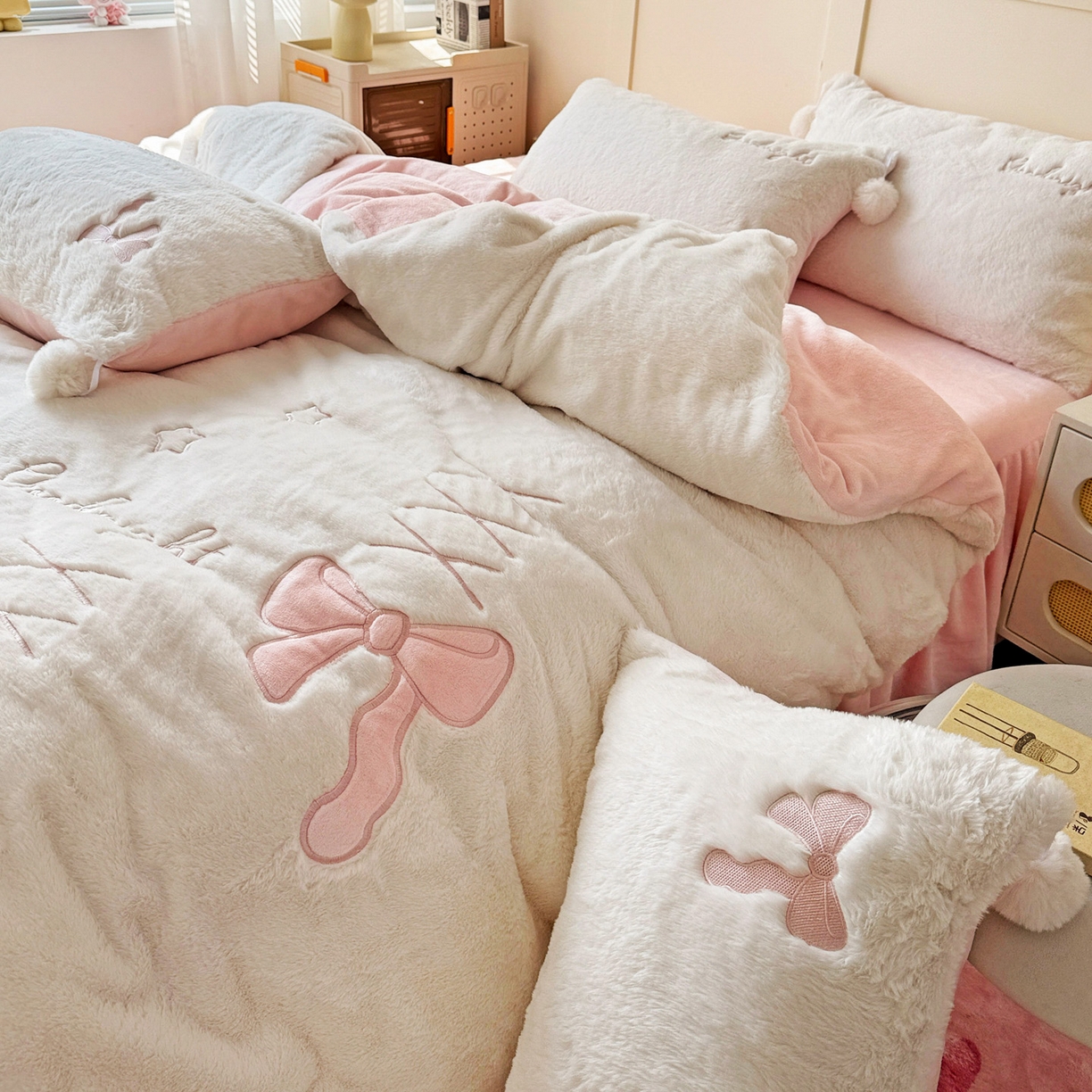 91家纺网 家纺一手货源 找家纺 麦朵家居 2025新款毛球高克重兔毛贴布绣牛奶绒四件套高克重宝宝绒床裙款四件套 兔毛-领结粉