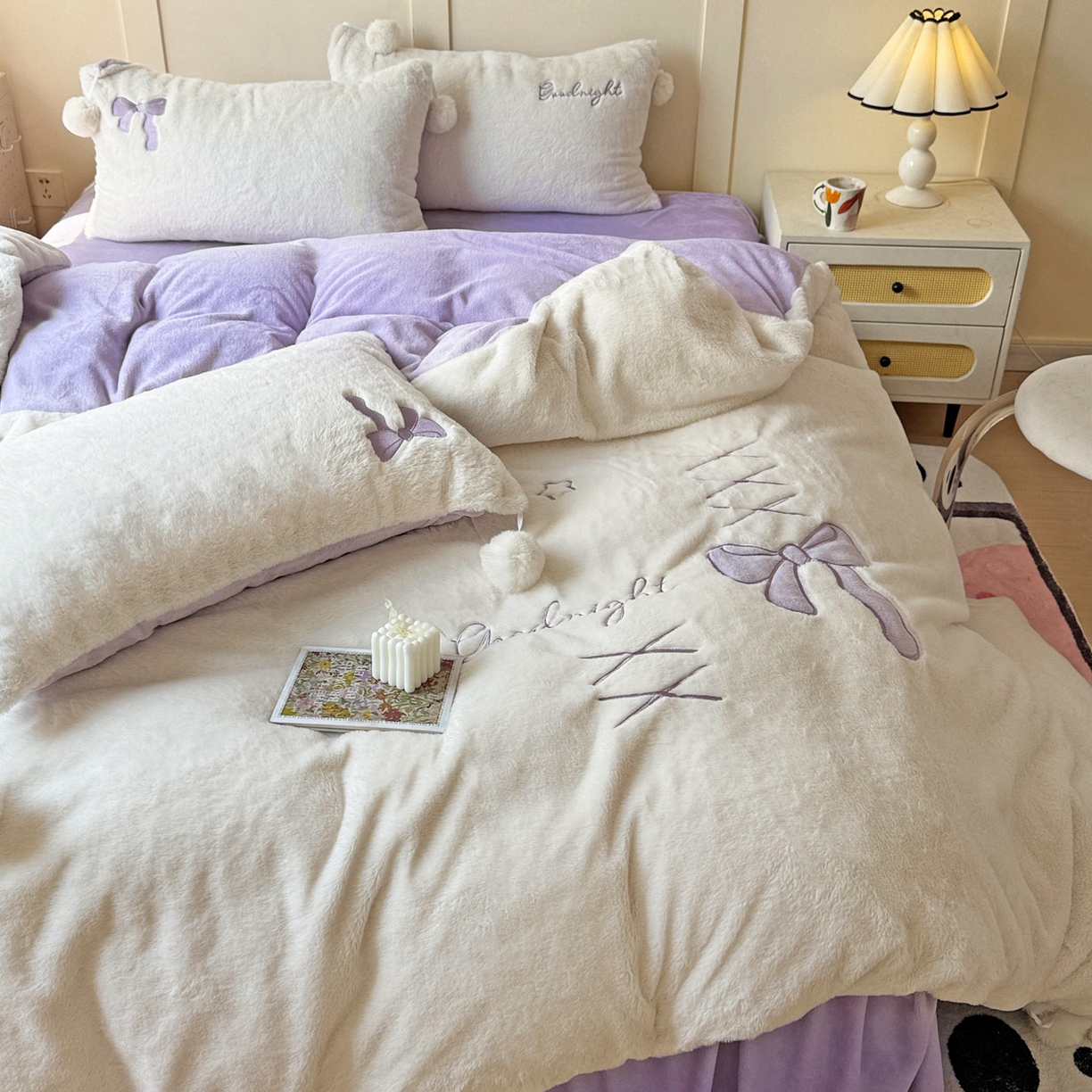 91家纺网 家纺一手货源 找家纺 麦朵家居 2025新款毛球高克重兔毛贴布绣牛奶绒四件套高克重宝宝绒床裙款四件套 兔毛-领结紫