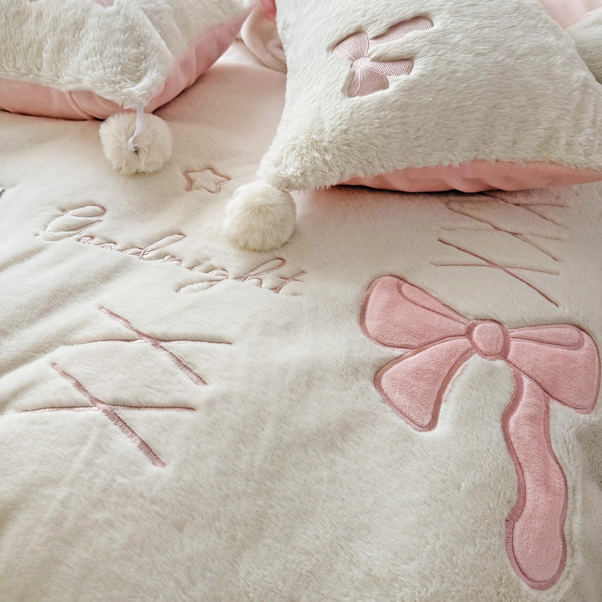 91家纺网 家纺一手货源 找家纺 麦朵家居 2025新款毛球高克重兔毛贴布绣牛奶绒四件套高克重宝宝绒床裙款四件套 兔毛-领结粉