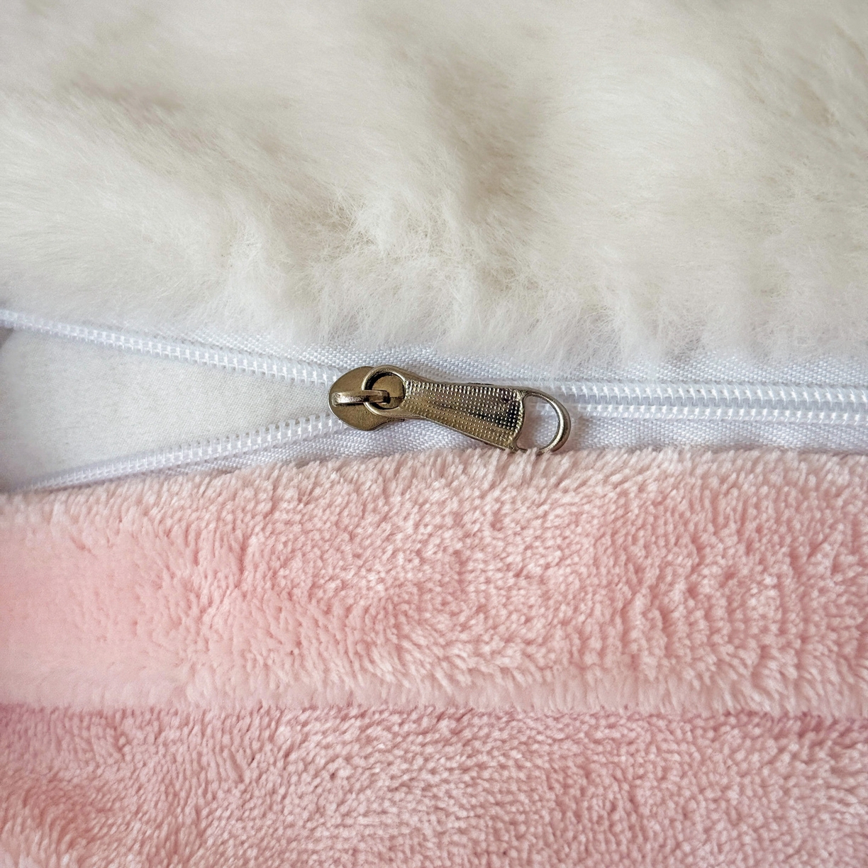 91家纺网 家纺一手货源 找家纺 麦朵家居 2025新款毛球高克重兔毛贴布绣牛奶绒四件套高克重宝宝绒床裙款四件套 兔毛-领结粉