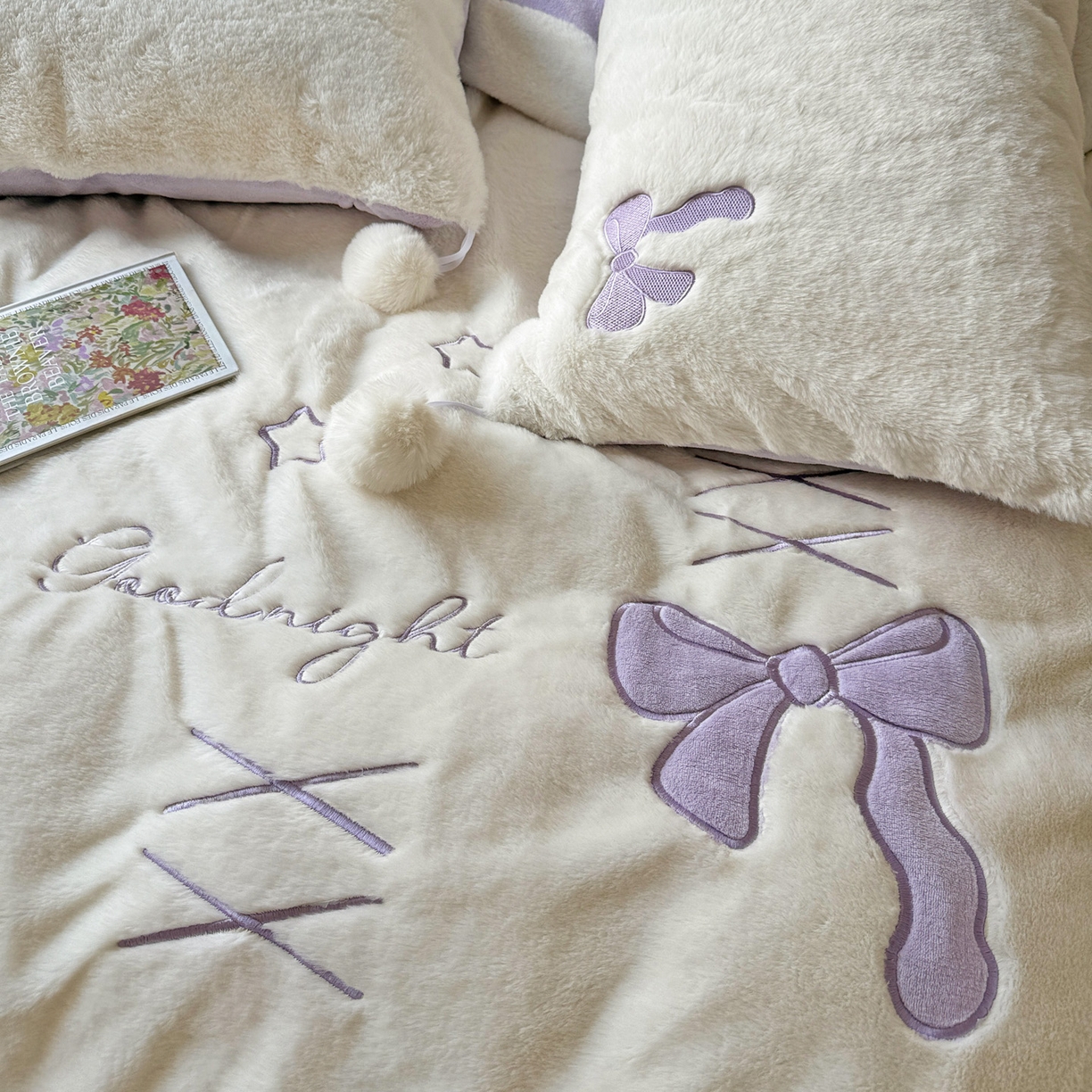 91家纺网 家纺一手货源 找家纺 麦朵家居 2025新款毛球高克重兔毛贴布绣牛奶绒四件套高克重宝宝绒床裙款四件套 兔毛-领结紫