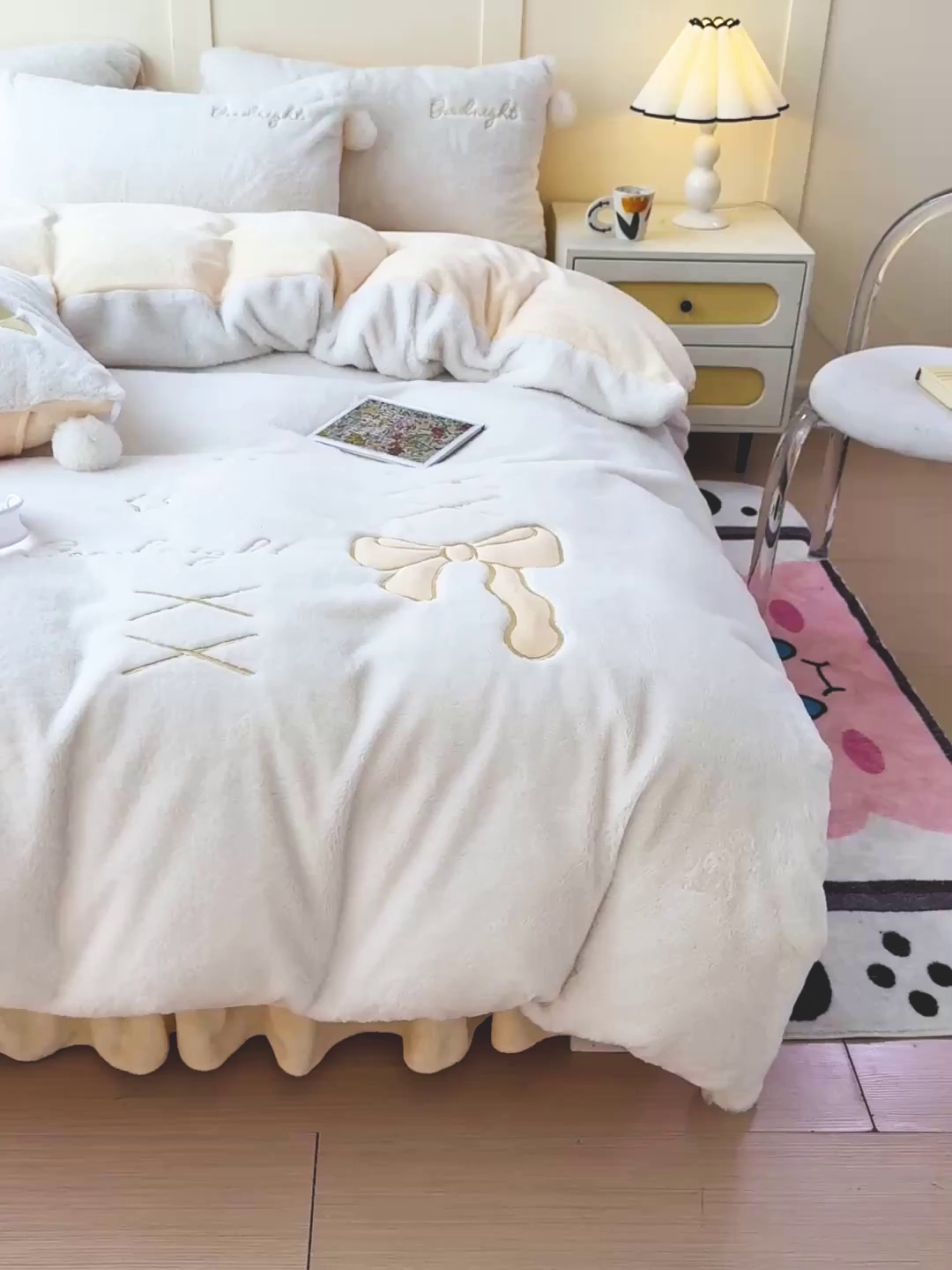 91家纺网 家纺一手货源 找家纺 麦朵家居 2025新款毛球高克重兔毛贴布绣牛奶绒四件套高克重宝宝绒床裙款四件套 兔毛-领结黄