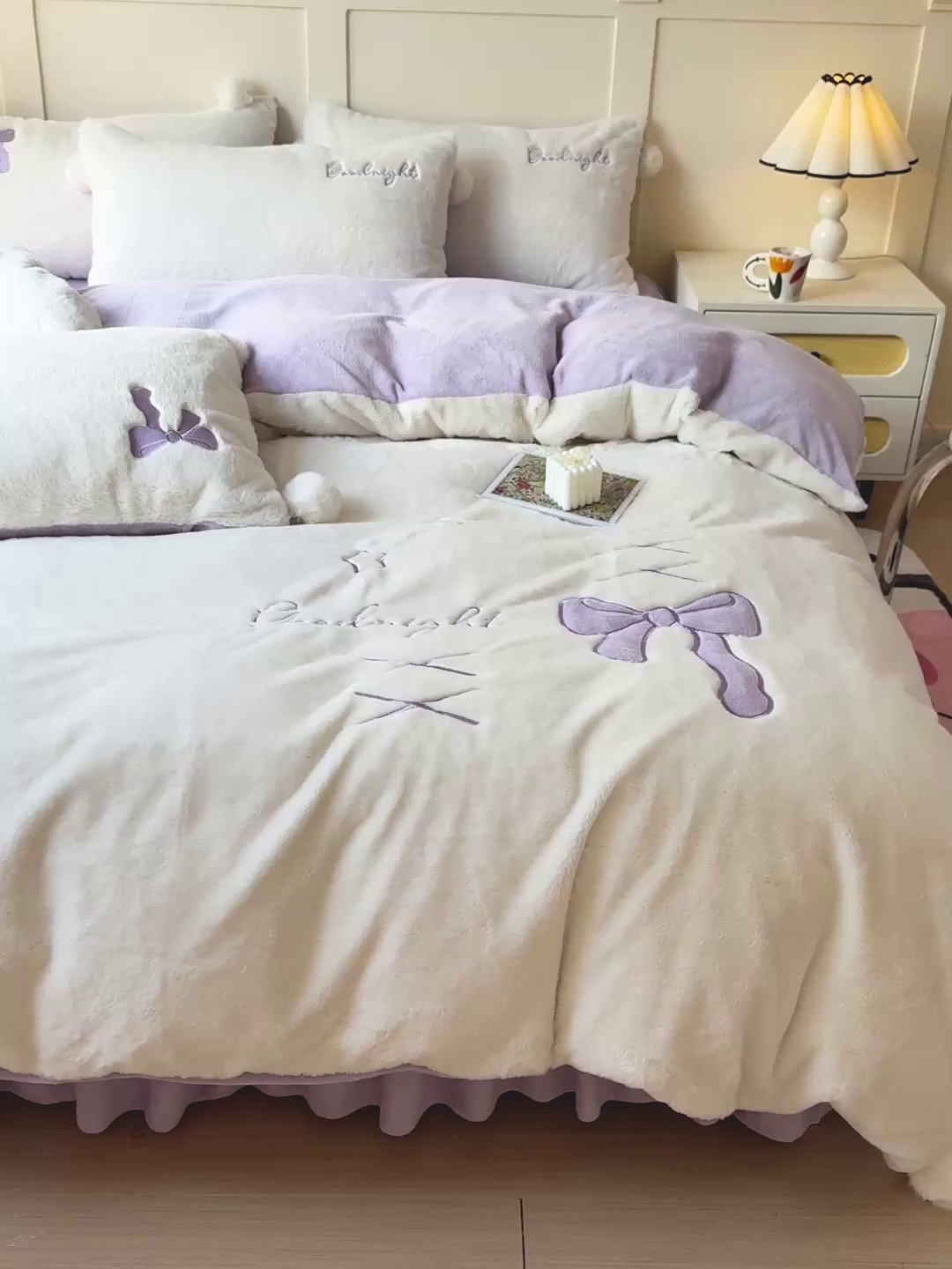 91家纺网 家纺一手货源 找家纺 麦朵家居 2025新款毛球高克重兔毛贴布绣牛奶绒四件套高克重宝宝绒床裙款四件套 兔毛-领结紫