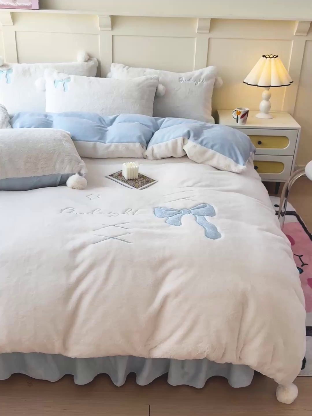 91家纺网 家纺一手货源 找家纺 麦朵家居 2025新款毛球高克重兔毛贴布绣牛奶绒四件套高克重宝宝绒床裙款四件套 兔毛-领结兰