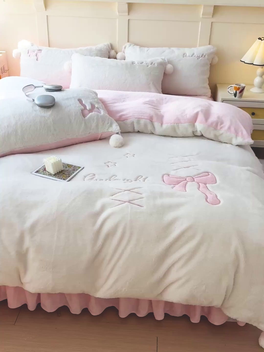 91家纺网 家纺一手货源 找家纺 麦朵家居 2025新款毛球高克重兔毛贴布绣牛奶绒四件套高克重宝宝绒床裙款四件套 兔毛-领结粉