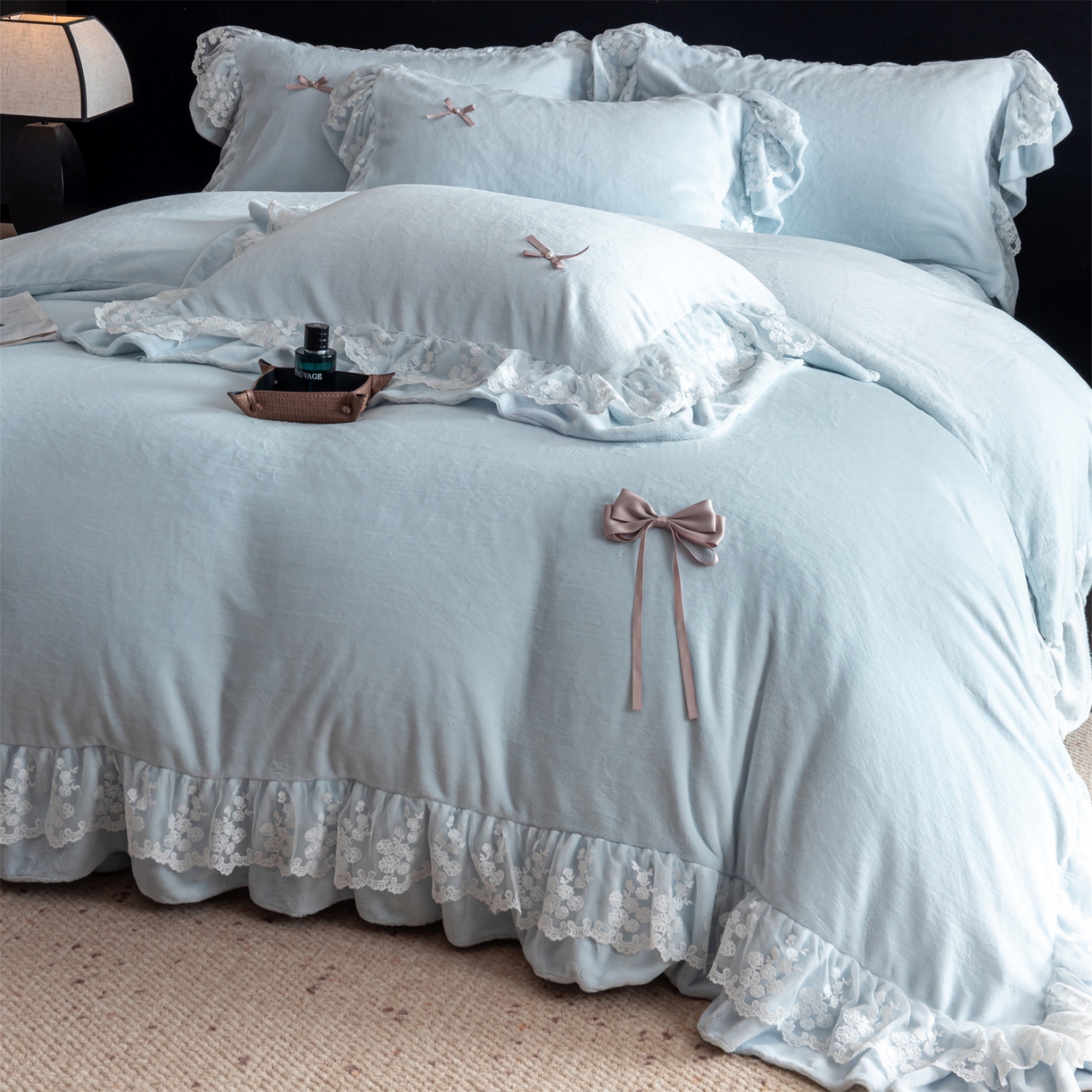 91家纺网 家纺一手货源 找家纺 罗优家纺 2025新款柔梦花边款暖绒四件套 柔雾蓝