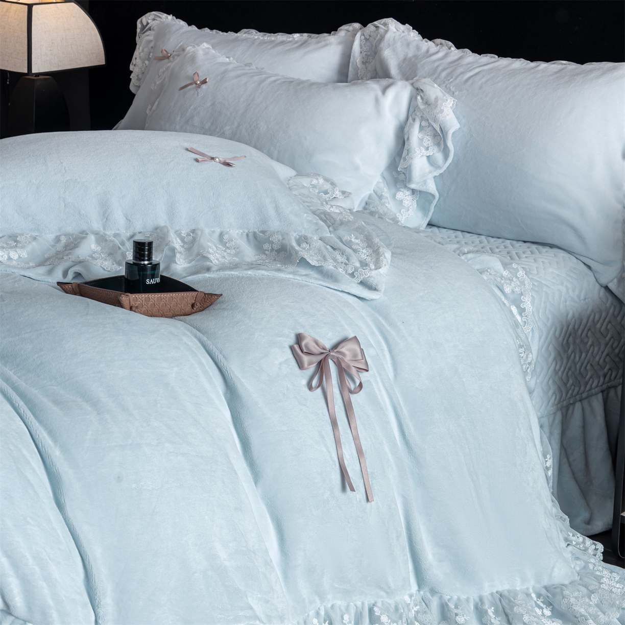 91家纺网 家纺一手货源 找家纺 罗优家纺 2025新款柔梦花边款暖绒四件套 柔雾蓝