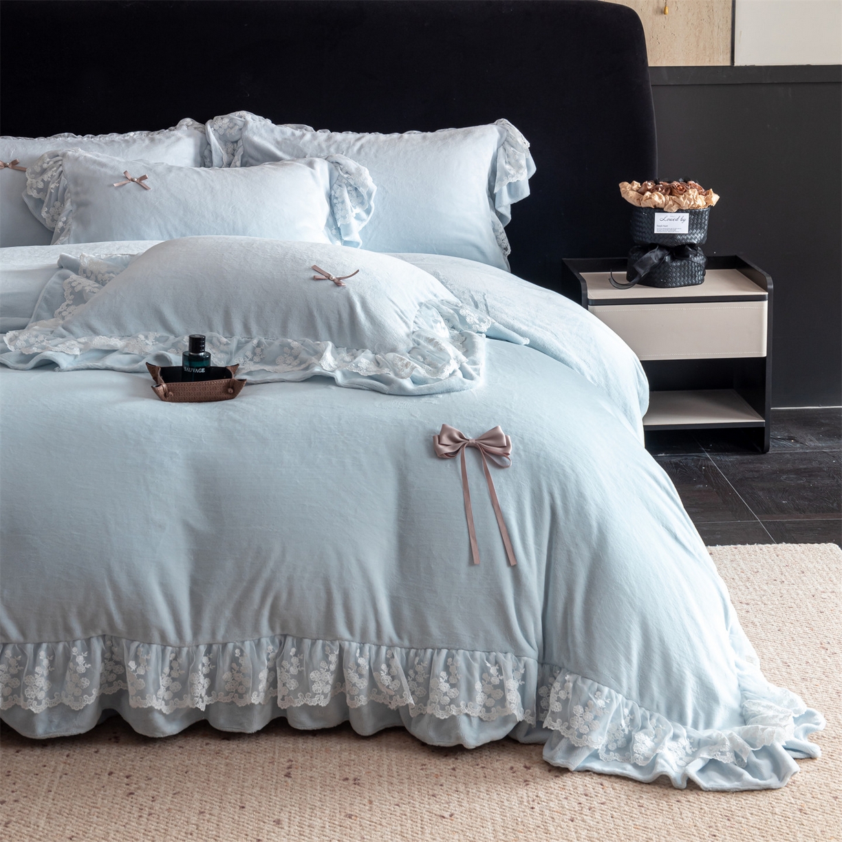 91家纺网 家纺一手货源 找家纺 罗优家纺 2025新款柔梦花边款暖绒四件套 柔雾蓝