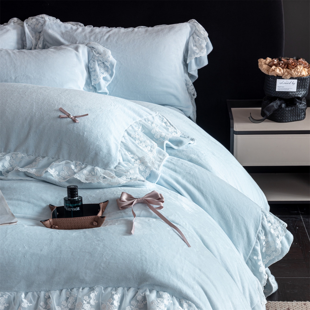 91家纺网 家纺一手货源 找家纺 罗优家纺 2025新款柔梦花边款暖绒四件套 柔雾蓝