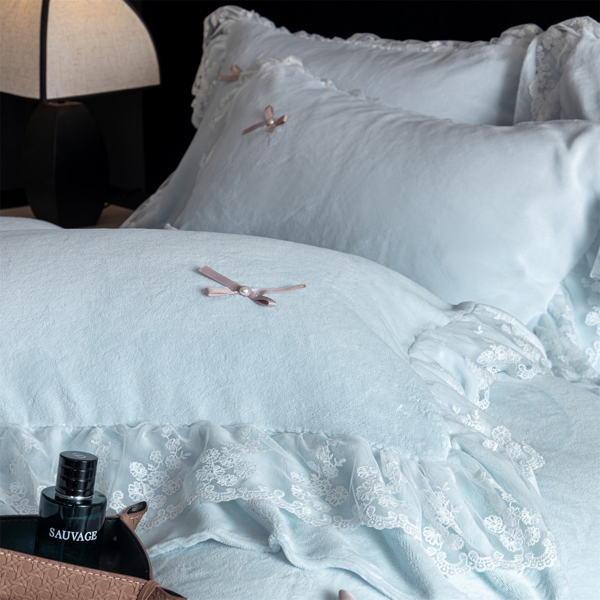 91家纺网 家纺一手货源 找家纺 罗优家纺 2025新款柔梦花边款暖绒四件套 柔雾蓝