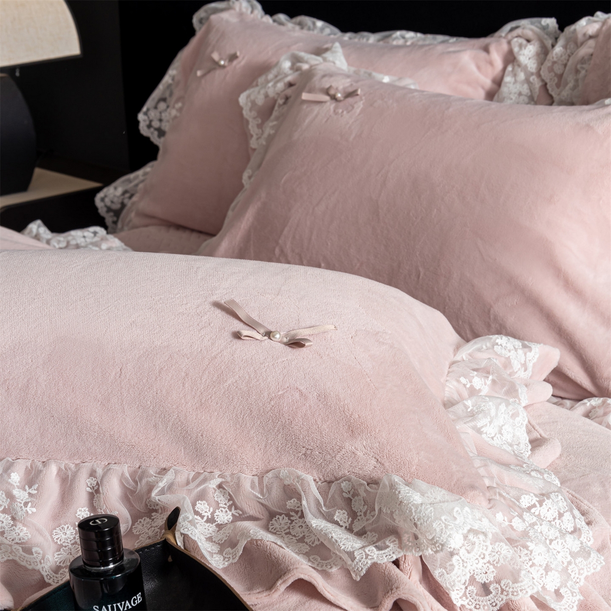 91家纺网 家纺一手货源 找家纺 罗优家纺 2025新款柔梦花边款暖绒四件套 甜梦粉