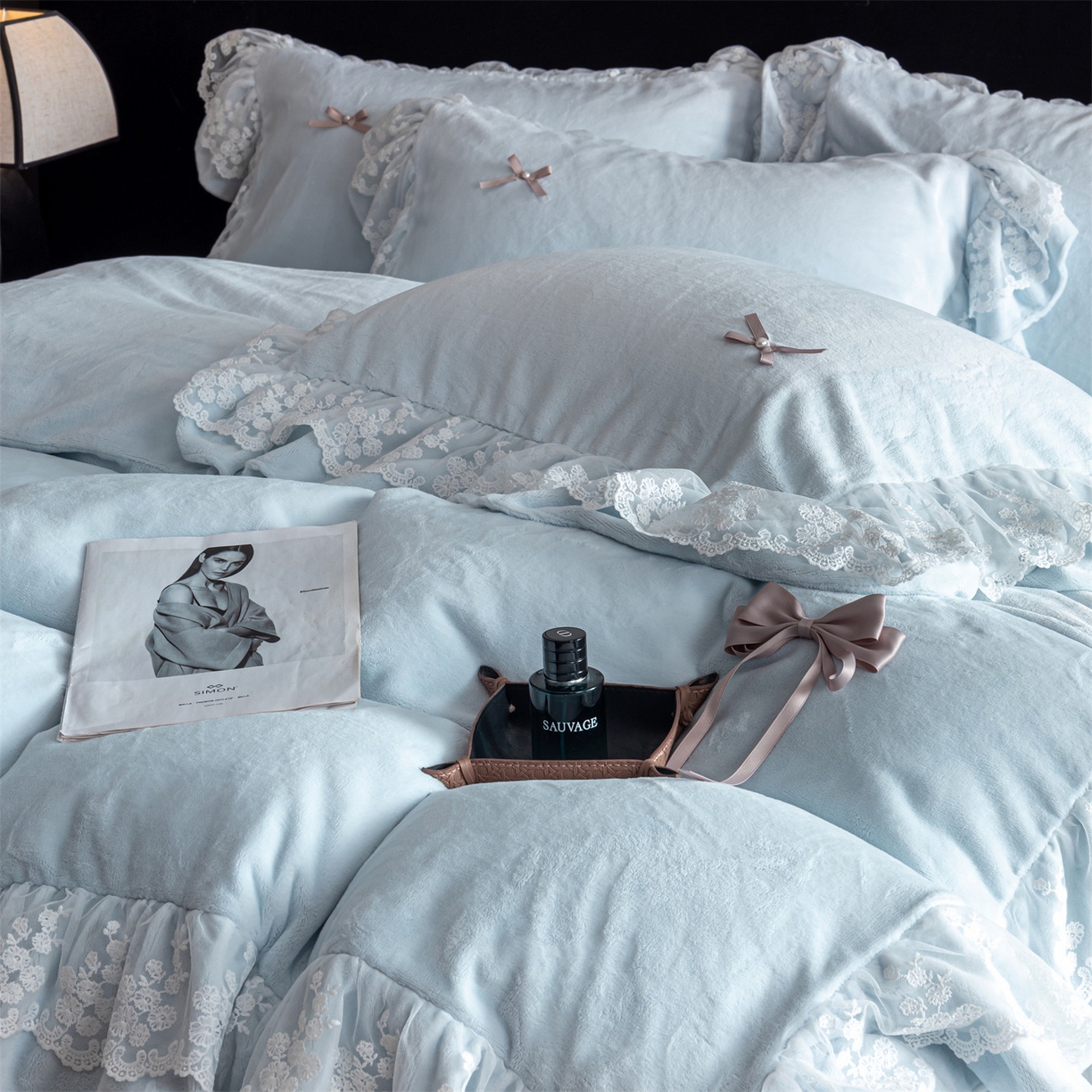 91家纺网 家纺一手货源 找家纺 罗优家纺 2025新款柔梦花边款暖绒四件套 柔雾蓝