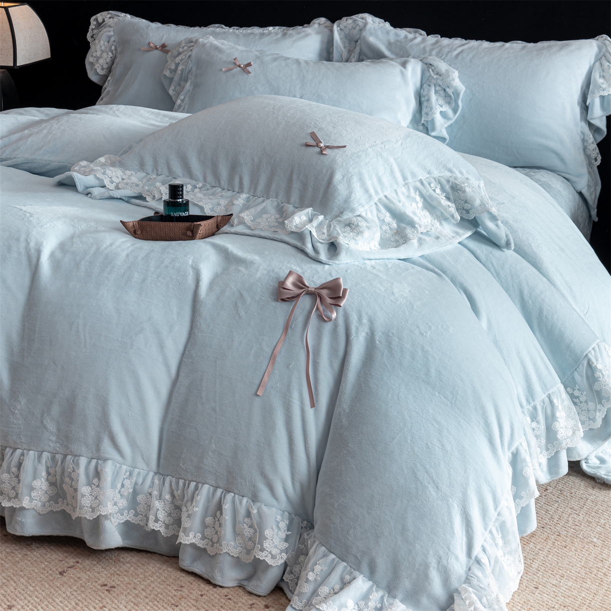 91家纺网 家纺一手货源 找家纺 罗优家纺 2025新款柔梦花边款暖绒四件套 柔雾蓝