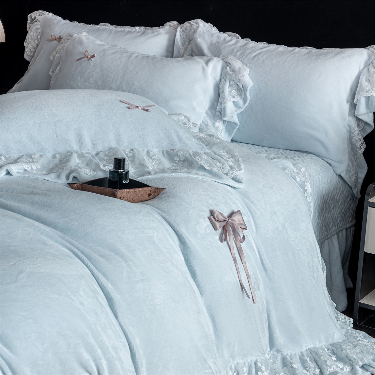 91家纺网 家纺一手货源 找家纺 罗优家纺 2025新款柔梦花边款暖绒四件套 柔雾蓝