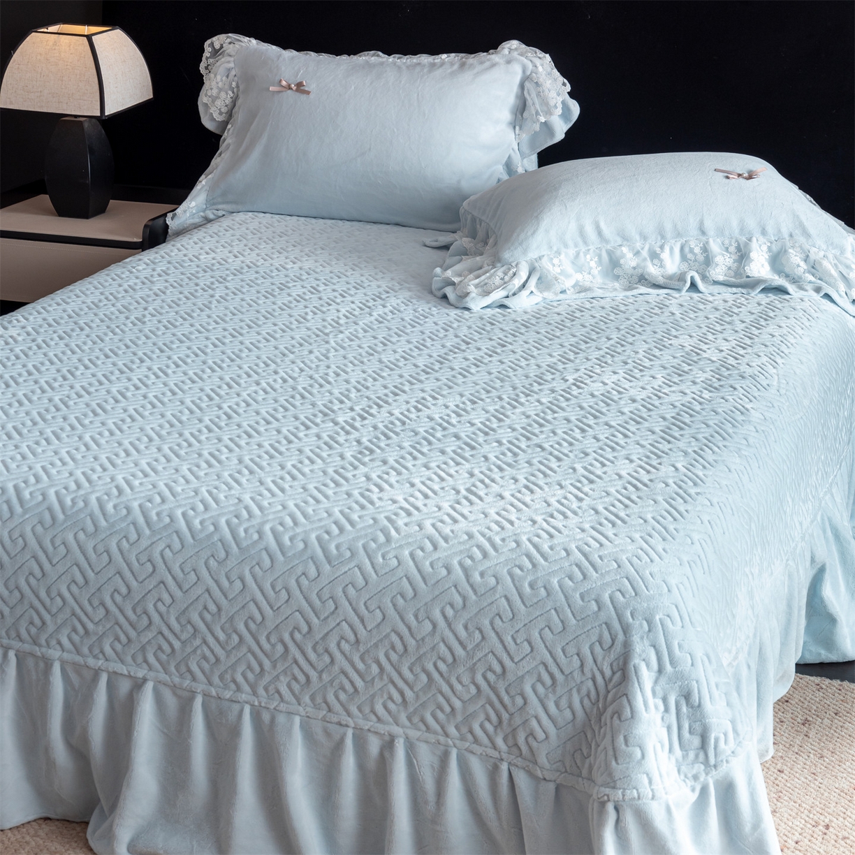 91家纺网 家纺一手货源 找家纺 罗优家纺 2025新款柔梦花边款暖绒四件套 柔雾蓝