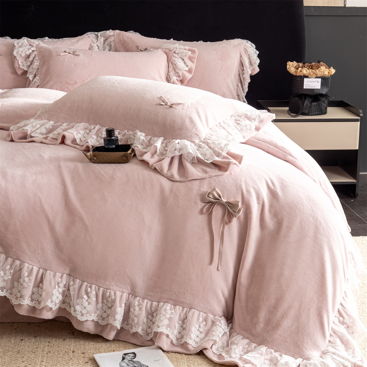 91家纺网 家纺一手货源 找家纺 罗优家纺 2025新款柔梦花边款暖绒四件套 甜梦粉