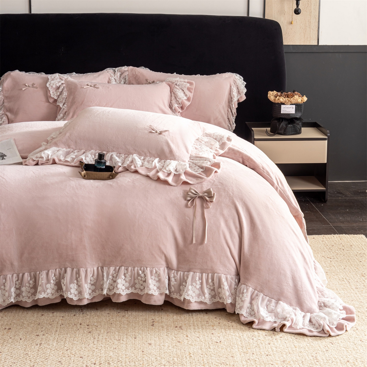 91家纺网 家纺一手货源 找家纺 罗优家纺 2025新款柔梦花边款暖绒四件套 甜梦粉