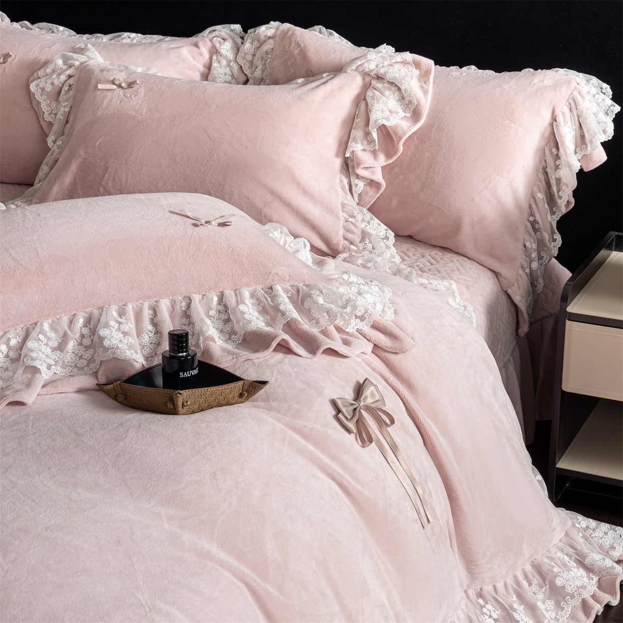 91家纺网 家纺一手货源 找家纺 罗优家纺 2025新款柔梦花边款暖绒四件套 甜梦粉