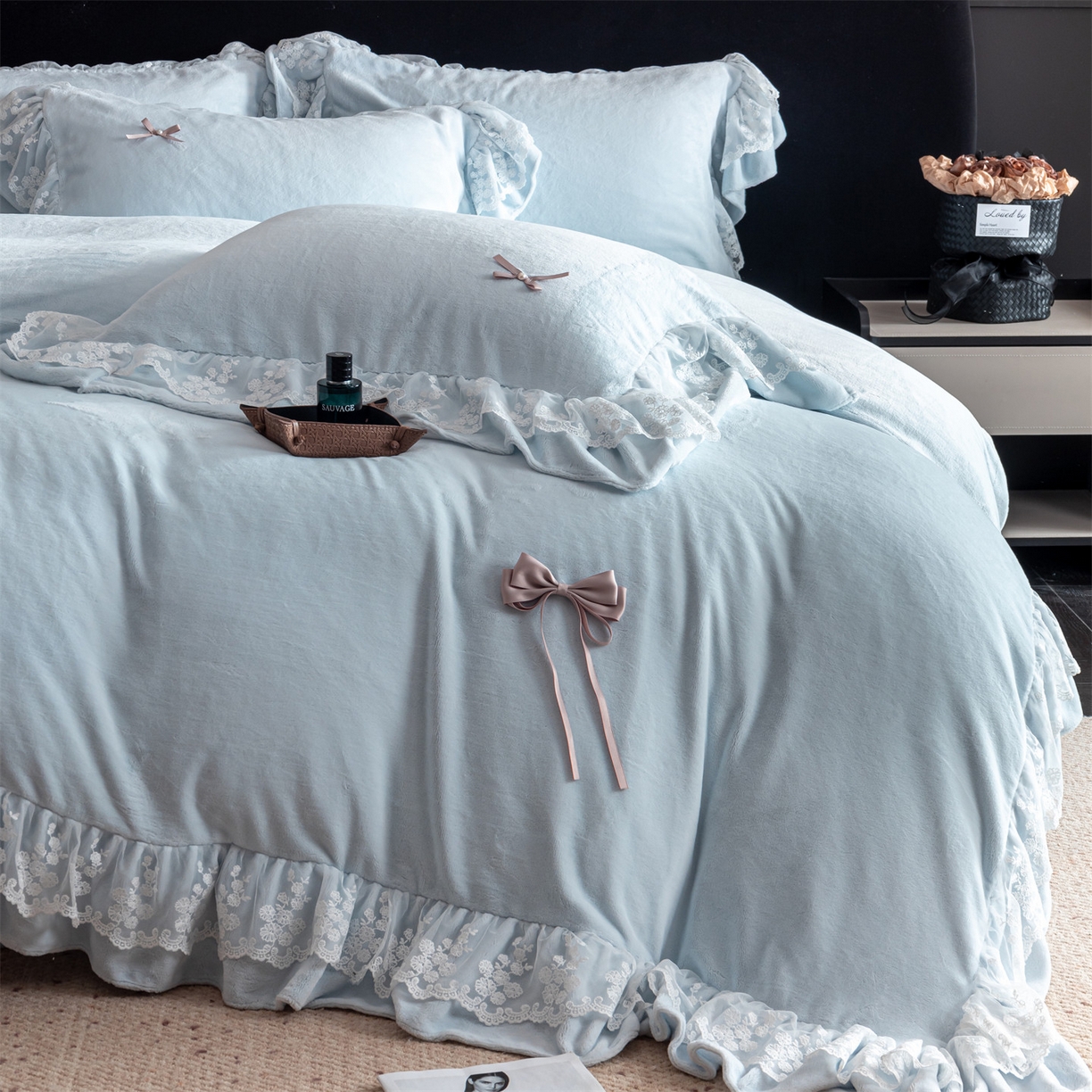 91家纺网 家纺一手货源 找家纺 罗优家纺 2025新款柔梦花边款暖绒四件套 柔雾蓝